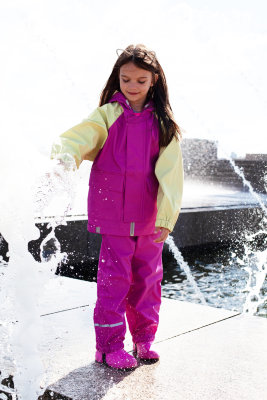 Непромокаемый детский двухцветный костюм - дождевик без подкладки. Комплект куртка + полукомбинезон. Цвет фуксия + фисташка